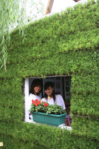 Green rooftops help clean up Beijing's air