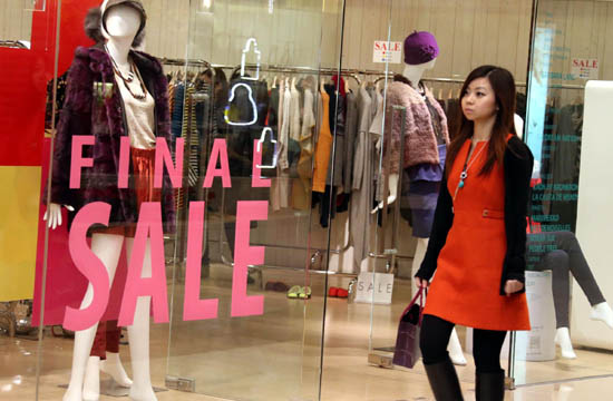 Shopping sales in Hong Kong attract mainland customers