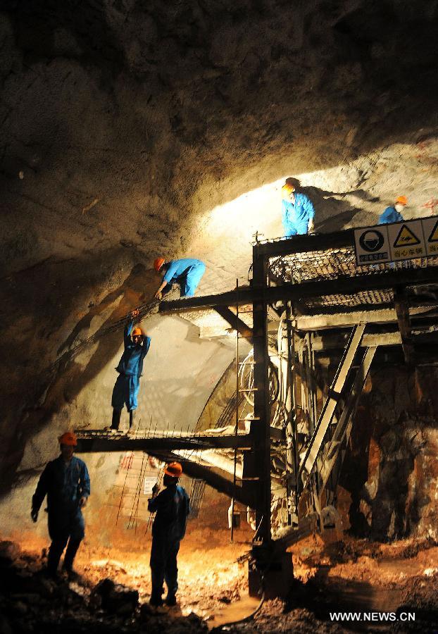 Construction of SW China's Shilin tunnel underway