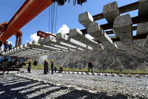 Tibet welcomes more visitors, chairman says