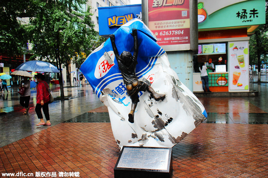 Fancy sculptures sparkle in Chongqing