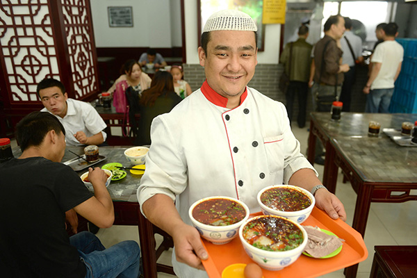 Lanzhou noodles pull in big business at lunch time