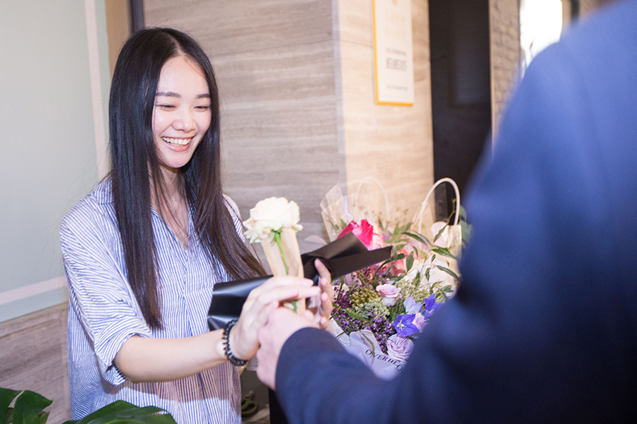 Handsome men send roses to celebrate Chinese Valentine's Day