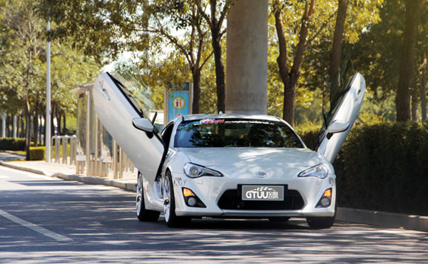 Toyota 86 gets scissor doors by LSD Doors