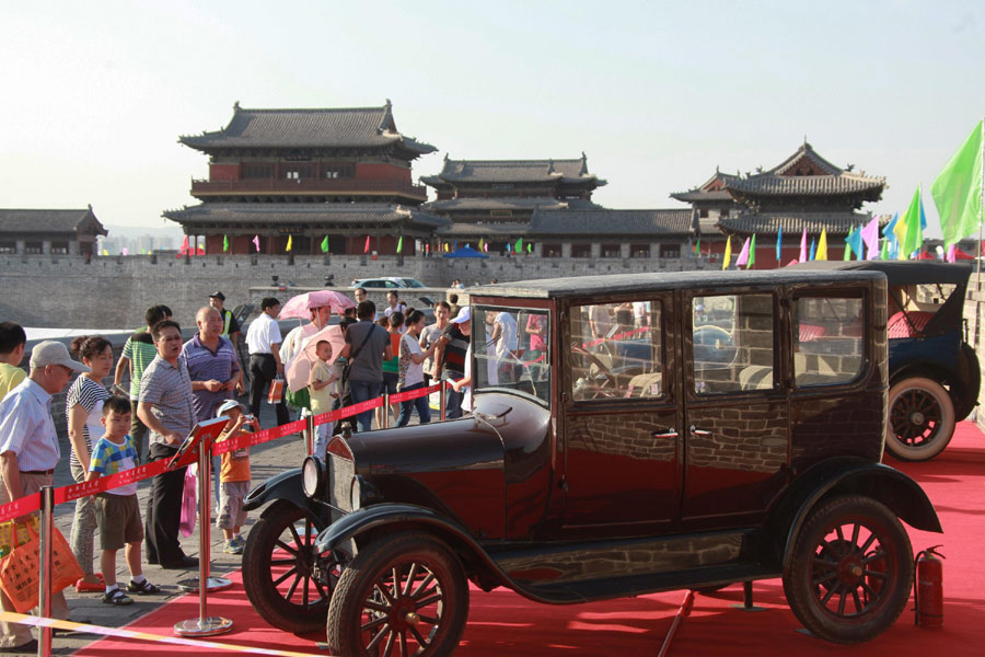 Vintage cars exhibited at auto cultural festival in China's Shanxi