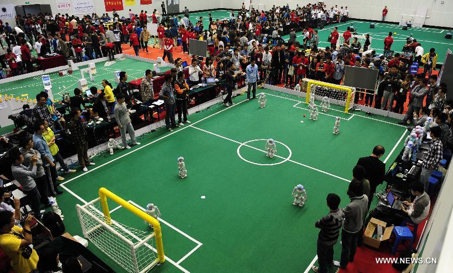 Robots kick off football match in Hefei