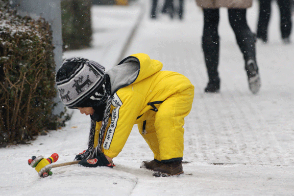 Snow slows traffic, grounds flights in capital