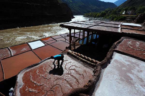 Tourists drawn to salt pans in Tibet