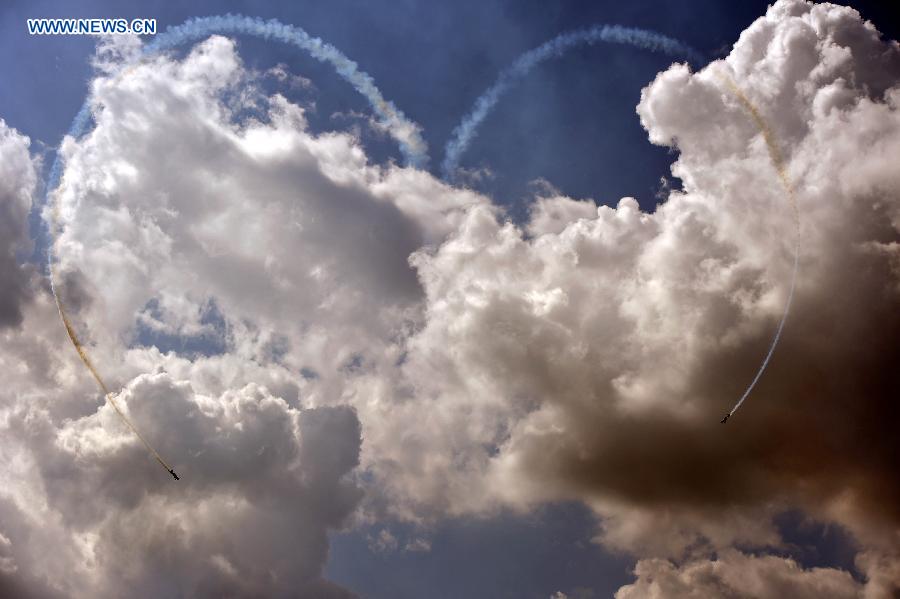 Aircrafts show aerobatics at 2015 Shenyang Faku Intl Flight Convention