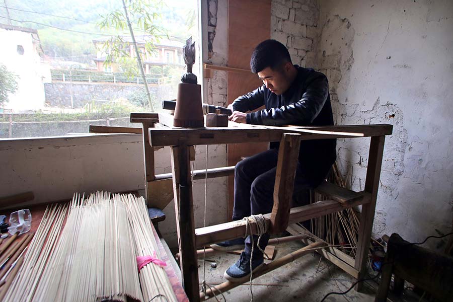 Post-90s quits his job to make traditional paper umbrellas