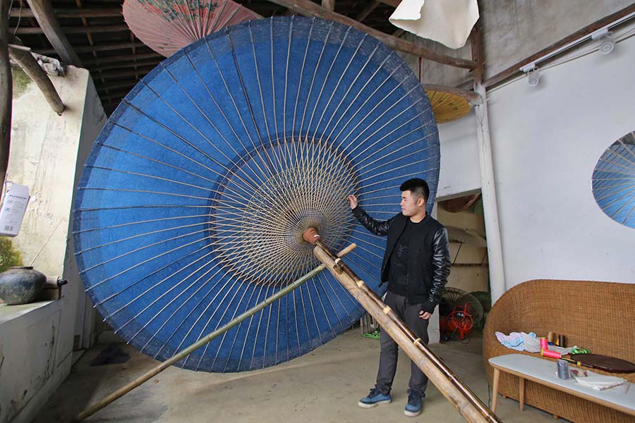 Post-90s quits his job to make traditional paper umbrellas