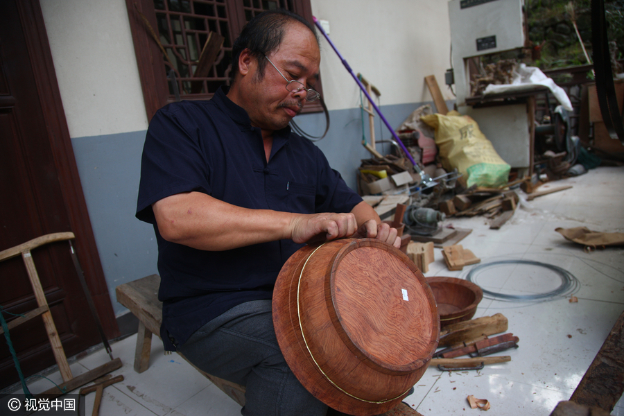 Hand-carved buckets face possible extinction in Zhejiang