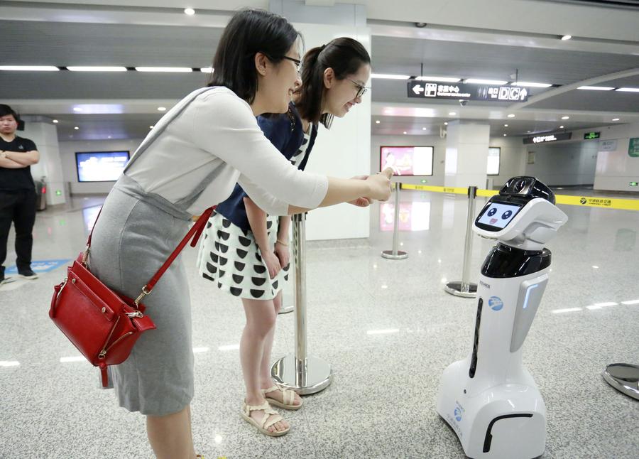 People interact with intelligent robot 'Xiaogui' in E China