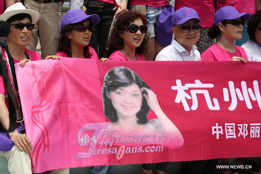 Fans mark death anniversary of Teresa Teng in Taiwan