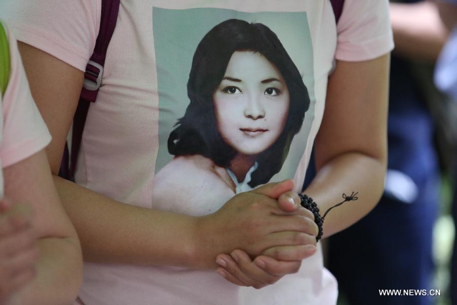 Fans mark death anniversary of Teresa Teng in Taiwan