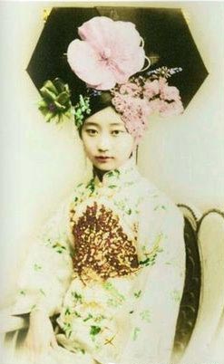 Evolution of Chinese beauties in a century