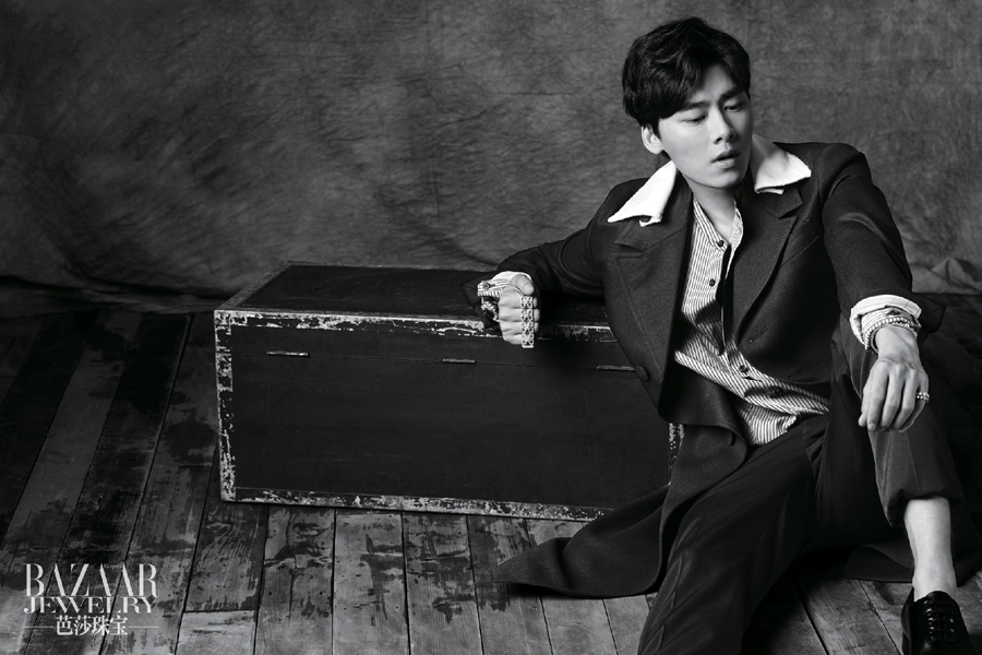 Actor Li Yifeng releases fashion photos for 'Bazaar'