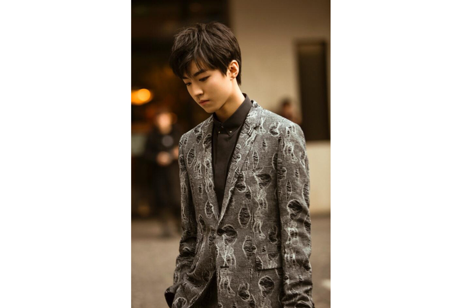 Emerging star Wang Junkai releases fashion photos