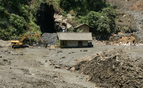 2 landslides leave 10 dead,44 missing in Shaanxi 