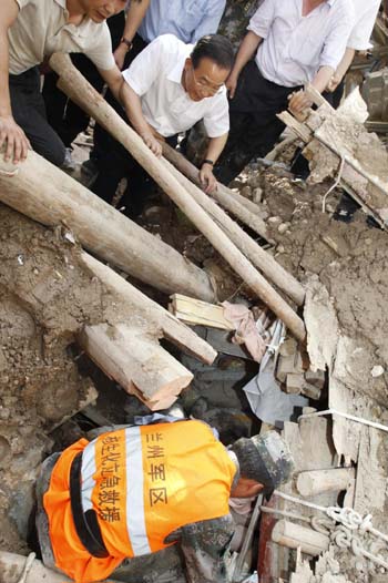 Wen inspects landslide-hit county in NW China