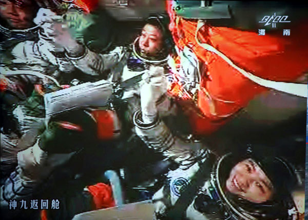 China's first manual space docking successful