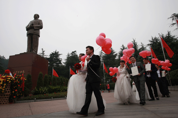 Lovers wed en masse