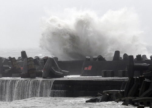 Typhoon Fanapi hits Taiwan