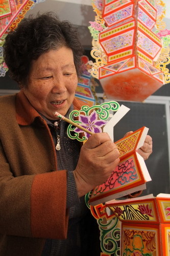 Lantern makers keep flame alive