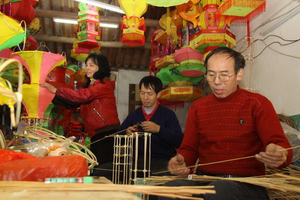 Lantern makers keep flame alive