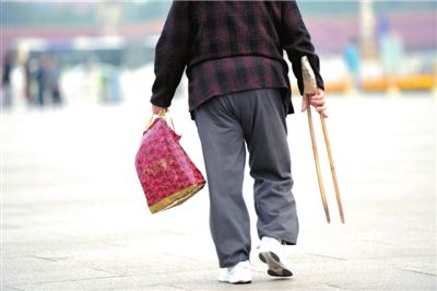 75-year-old volunteer helps keep Tian'anmen neat