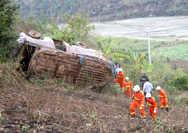 11 dead after coach plunges off cliff