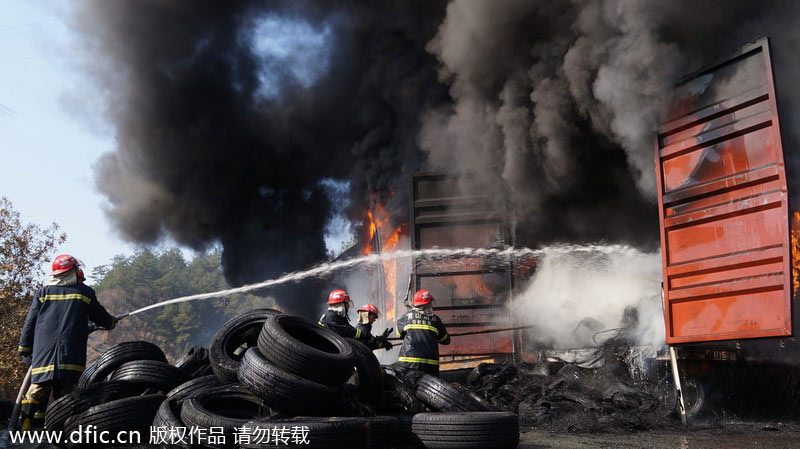 Truck fire engulfs highway in E China