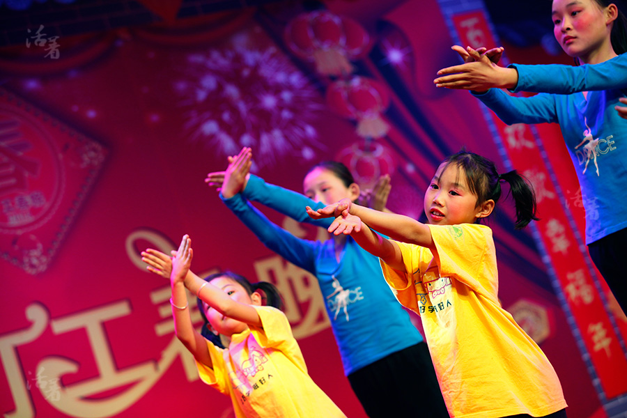 Migrant children at Spring Festival gala