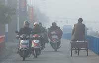 Beijing raises pollution alert as smog lingers