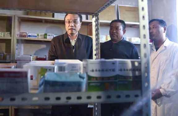 Premier Li pays surprise visit to cramped village clinic