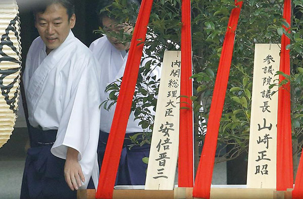 Abe rapped for war shrine offering