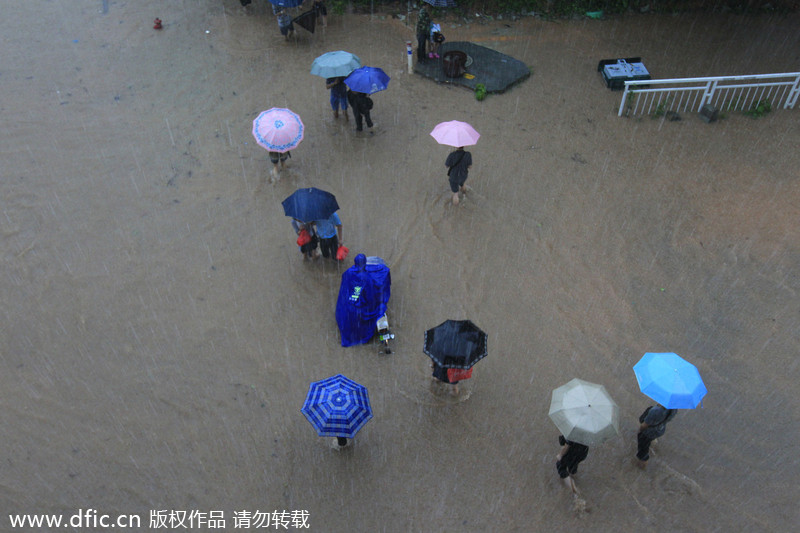 Heavy rain causes flood in South China city