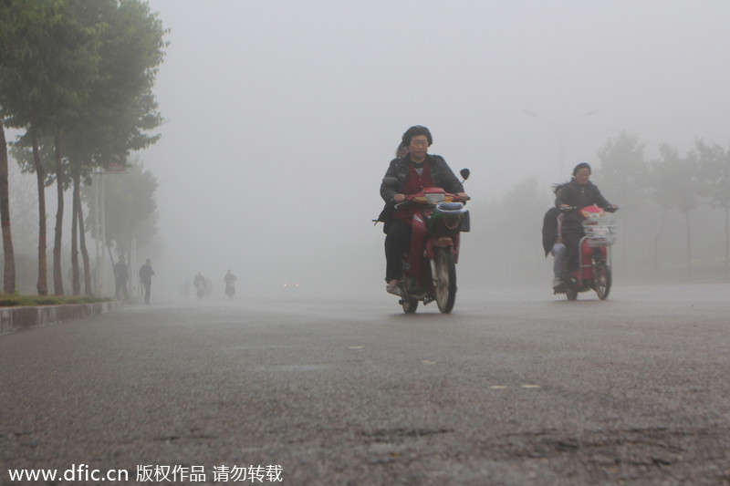 Seasonal rains swamp China