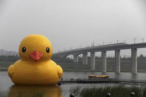 Rubber Duck is inflated in Hangzhou