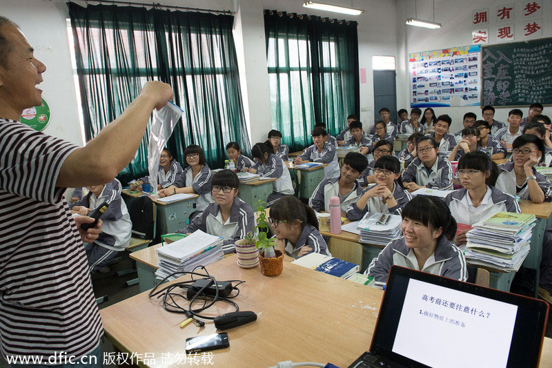 Hypnosis eases <EM>gaokao</EM> examinees' nerves