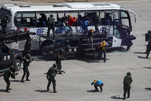 Guizhou SWAT stunts in anti-terrorist drill