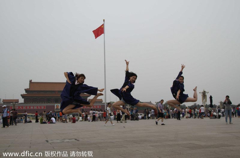 Creative graduation photos on Tian'anmen Square