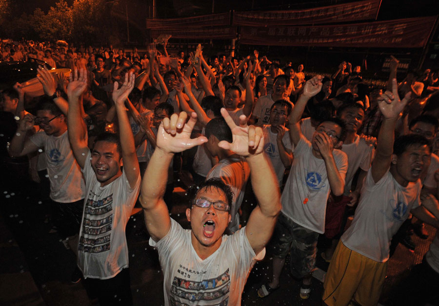 Water-splashing carnival celebrated at HUST in China's Wuhan