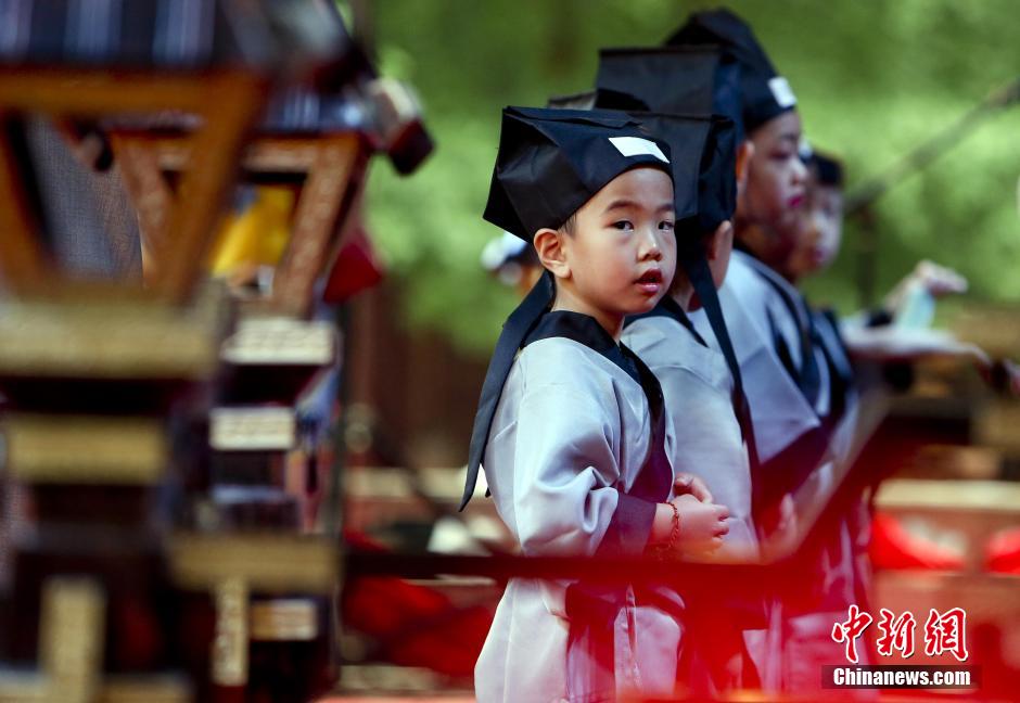 Children attend enlightenment ceremony in Beijing