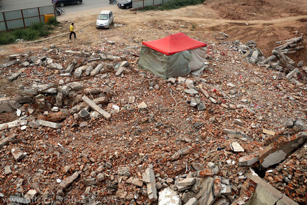 Stubborn tenant's home destroyed in Henan