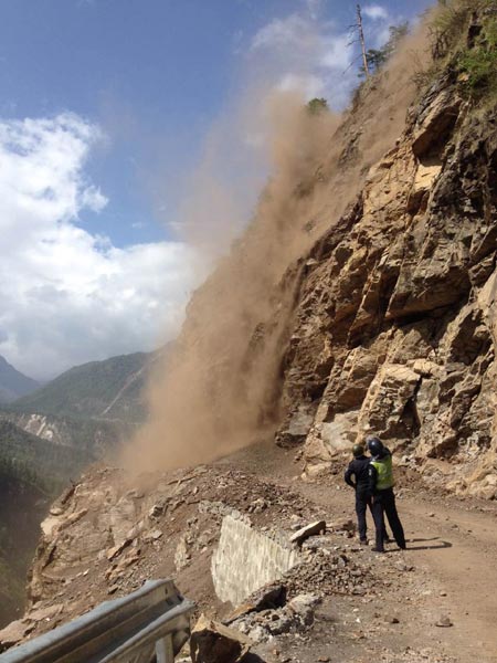 Falling rocks kill 1 in Tibet