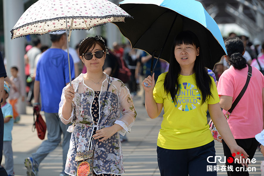 Beijing sizzled by heat wave