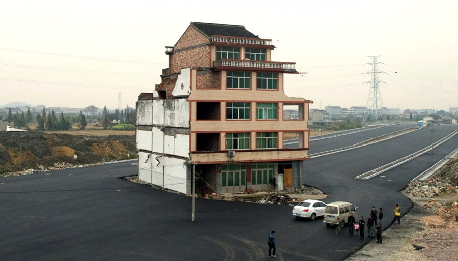 'Nail houses' in the way, before and after demolition