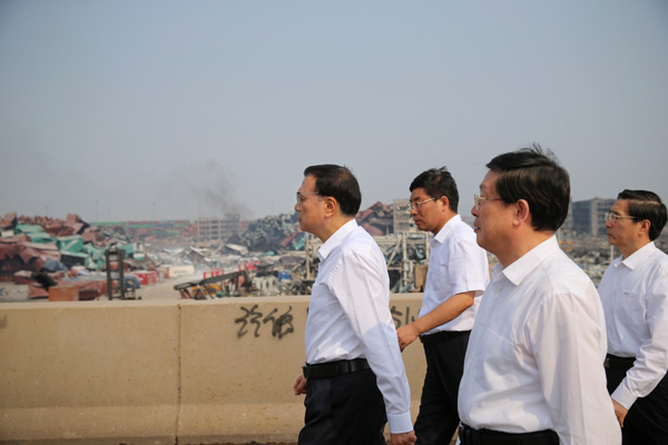 Premier Li pays tribute to firefighters killed in blasts