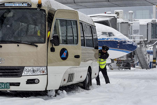 Heavy snow disrupts air traffic, closes schools in Urumqi